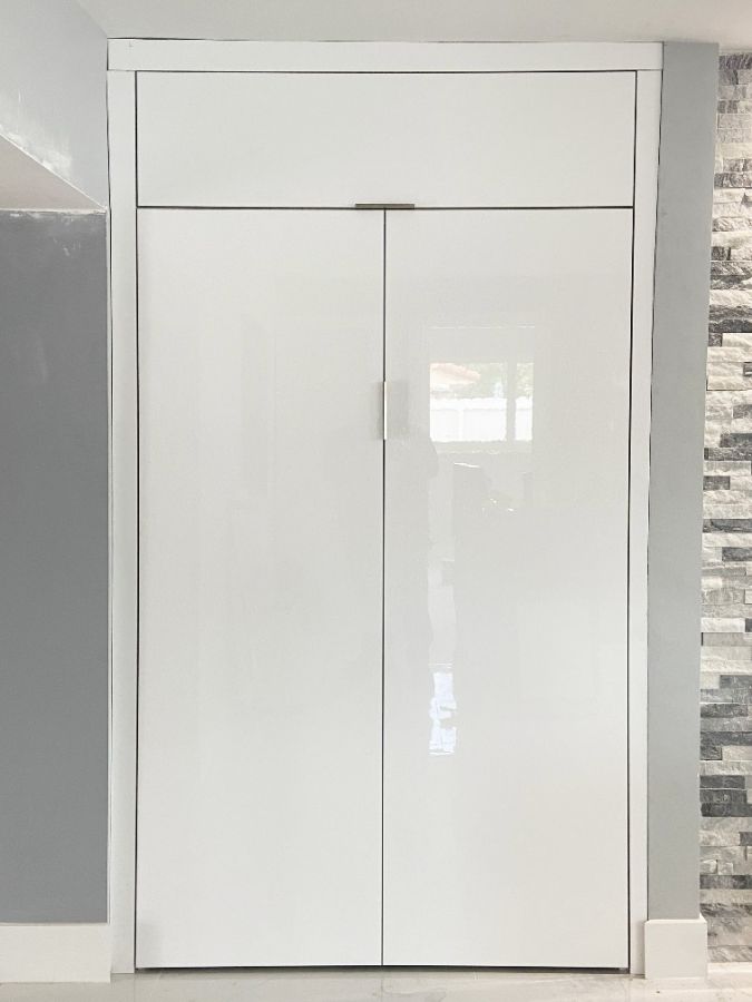 Puertas blancas brillantes de lavandería cerradas