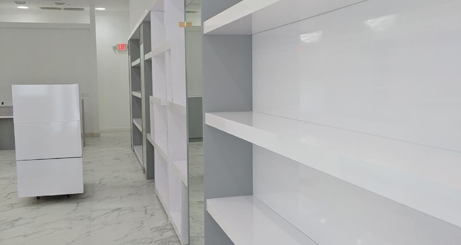 Repisas blancas lacadas instaladas en la tienda
