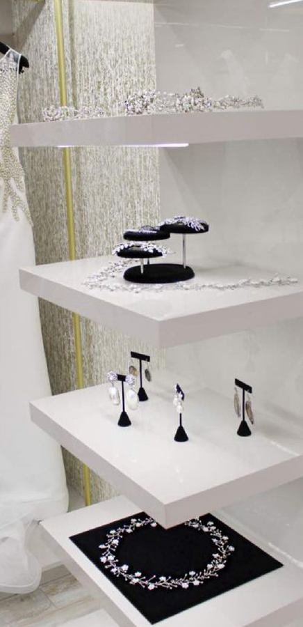 Repisas blancas iluminadas para exhibir joyería