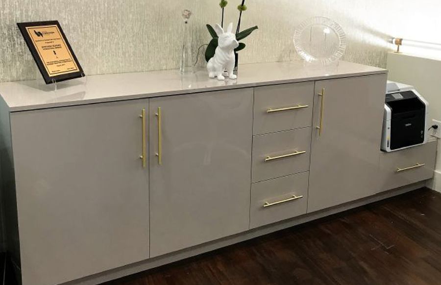 Mueble de almacenamiento lacado con tiradores dorados